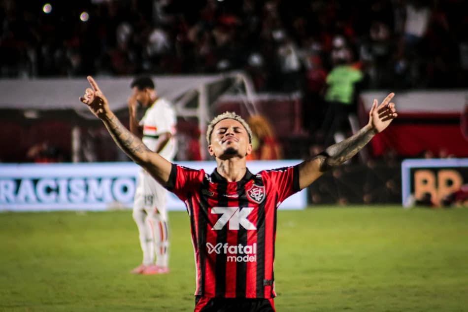Matheuzinho celebra permanência do Vitória na Série A (Foto: Joao Aurelio/Pera Photo Press)