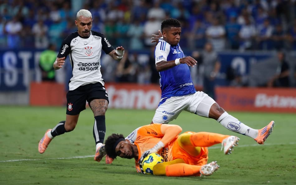 Corinthians e Cruzeiro duelam para coroar a temporada e evitar crise