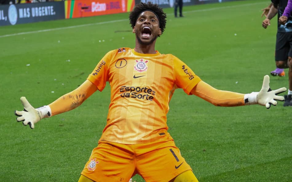 Hugo Souza foi herói contra o Cruzeiro (Foto: Theo Daolio/Mochila Press/Gazeta Press)
