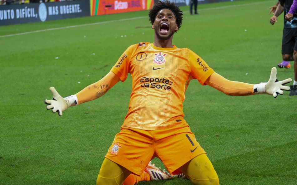 Hugo Souza foi herói contra o Cruzeiro (Foto: Theo Daolio/Mochila Press/Gazeta Press)