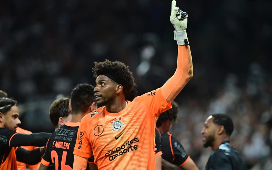 Hugo Souza pegou dois pênaltis contra o Cruzeiro (Foto: Eduardo Carmim/Photo Premium/Gazeta Press)