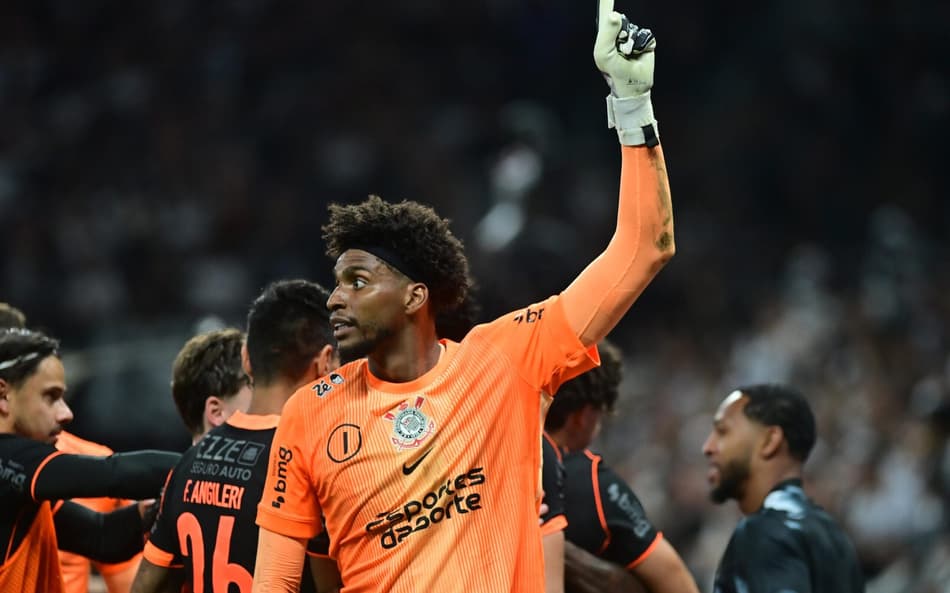 Hugo Souza pegou dois pênaltis contra o Cruzeiro (Foto: Eduardo Carmim/Photo Premium/Gazeta Press)