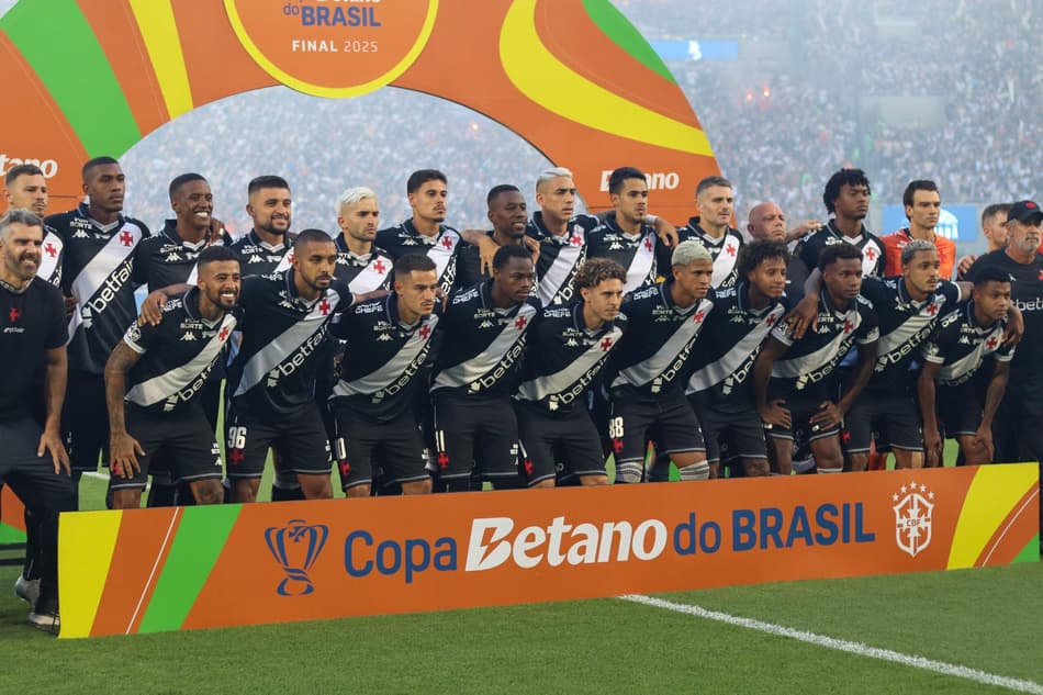 Time do Vasco perfilado antes da final da Copa do Brasil (Foto: Theo Daolio/MOCHILA PRESS)