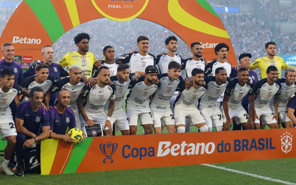 Time do Corinthians perfilado antes da final da Copa do Brasil (Foto: Theo Daolio/MOCHILA PRESS)