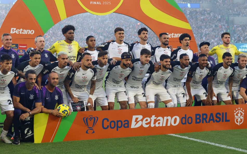 Time do Corinthians perfilado antes da final da Copa do Brasil (Foto: Theo Daolio/MOCHILA PRESS)