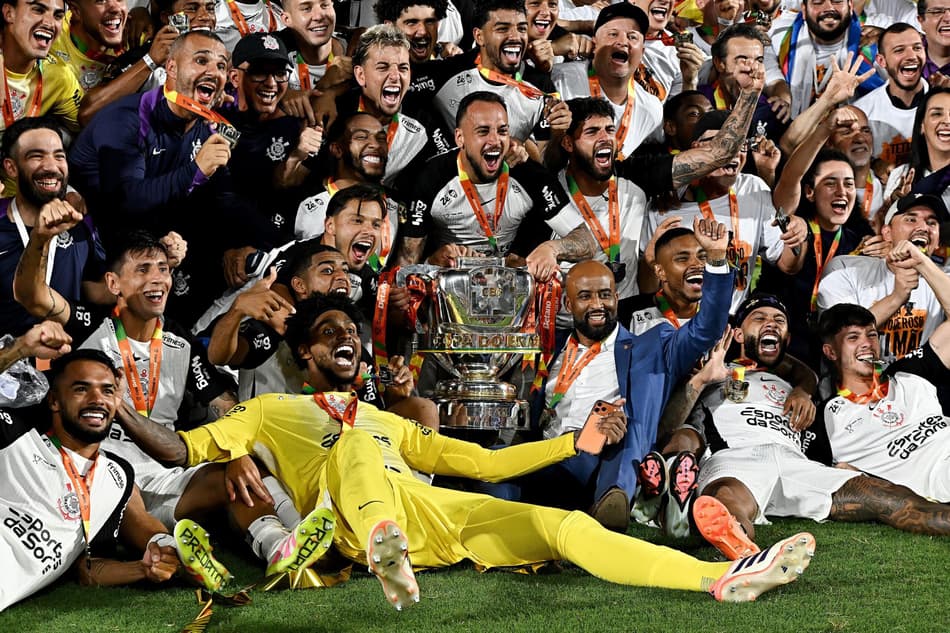 Jogadores com Corinthians com a taça da Copa do Brasil (Foto: AndrÃ© Fabiano/Código19/Gazeta Press)