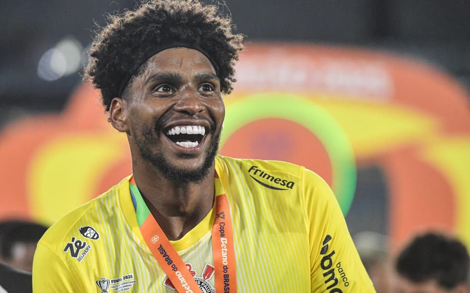 Hugo Souza terminou o ano em alta pelo Corinthians (Foto: Thiago Ribeiro/Agif/Gazeta Press)