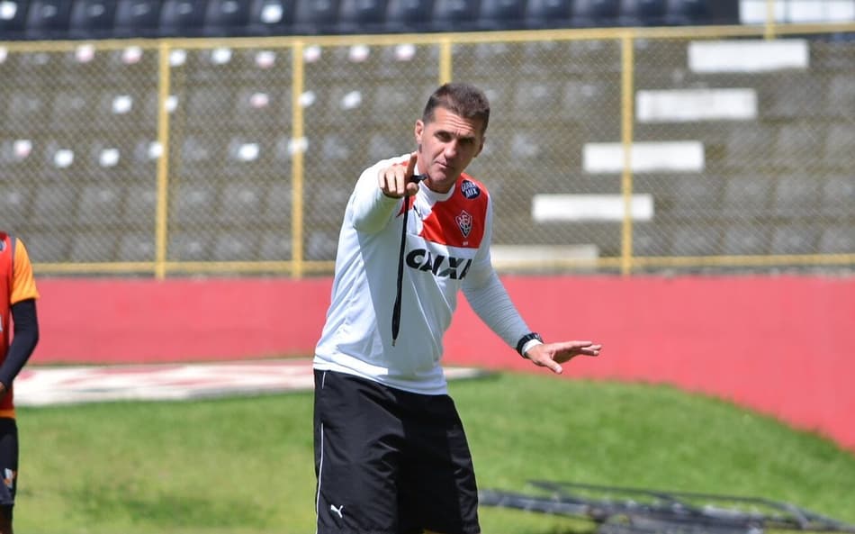 Mancini comanda treino do Vitória (Foto: Divulgação / EC Vitória)