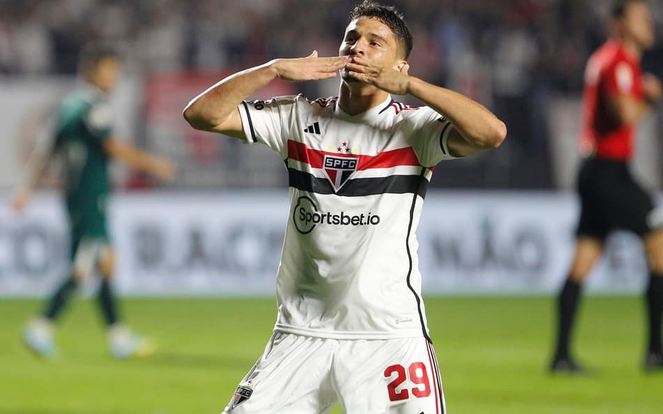 Pablo Maia, volante do São Paulo, comemora gol pela equipe