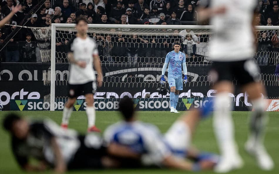 Goleiro Cássio, do Cruzeiro, contra o Corinthians (Foto: Marco Galvão/Cruzeiro)