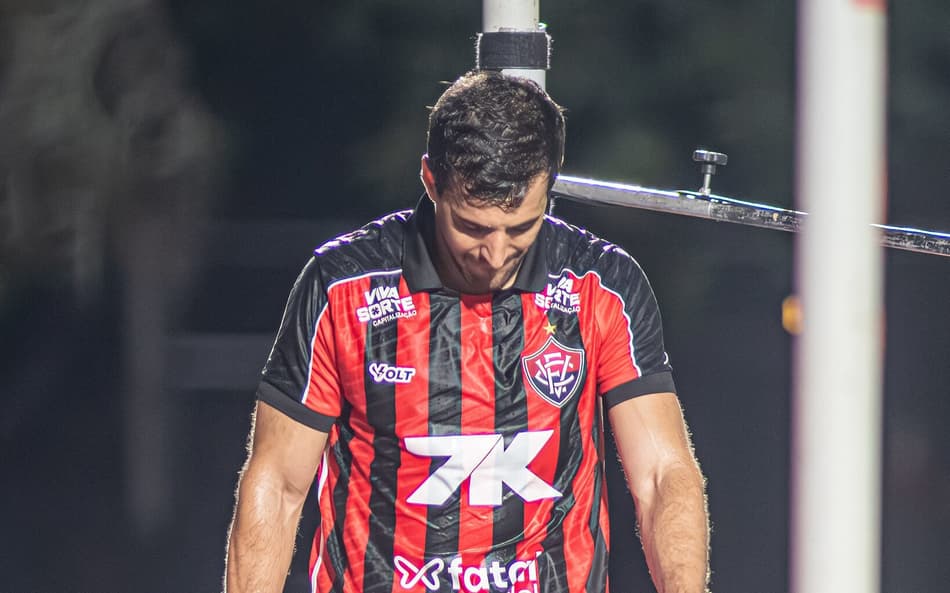 Lateral do Vitória revela que não fica para 2026: 'Decisão de vida'