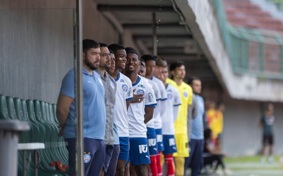 Elenco do Bahia sub-20 reunido no estádio de Pituaçu (Foto: Rafael Rodrigues / EC Bahia)