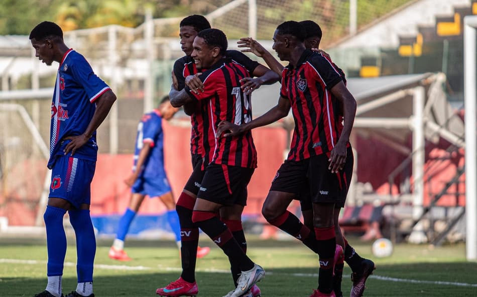 Jogadores do sub-20 do Vitória comemoram gol contra o Americano (Foto: Karla Porto / EC Vitória)