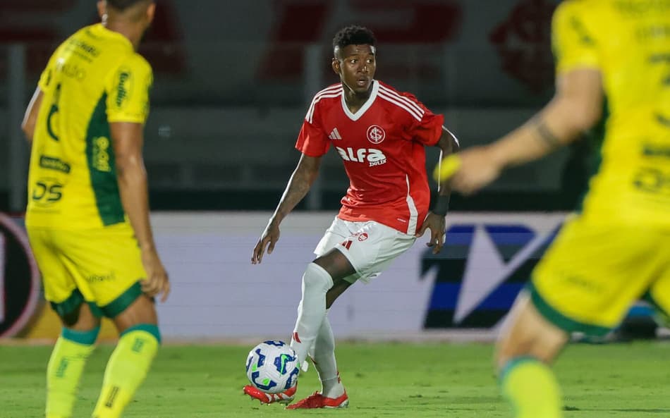 Vitão, zagueiro do Internacional