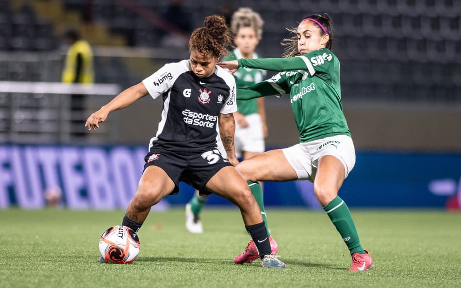 Day Rodrígues domina a bola em Corinthians x Palmeiras. (Foto: Guilherme Veiga/Ag.Paulistão)