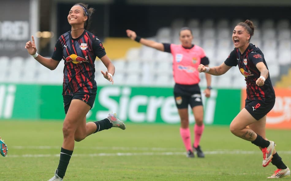 Dos Santos e Martina Del Trecco comemoram gol pelo RB Bragantino na final da Copa Paulista Feminina. (Foto: Fernando Roberto/Red Bull Bragantino)