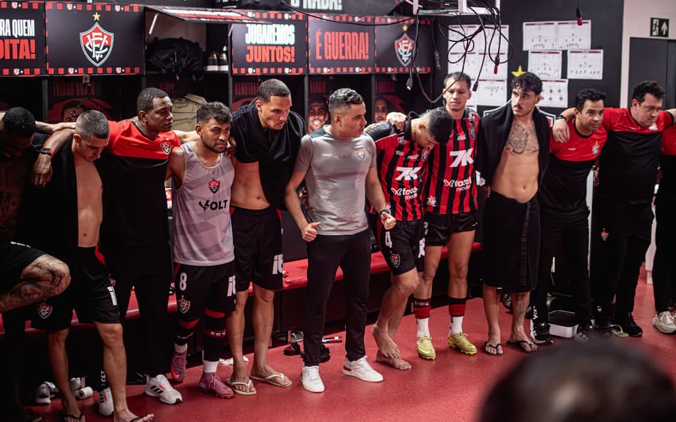 Jair Ventura reunido com os atletas do Vitória no vestiário do Barradão (Foto: Victor Ferreira / EC Vitória)