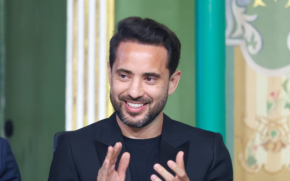 Everton Ribeiro recebe título de cidadão soteropolitano (Foto: Catarina Brandão / EC Bahia)