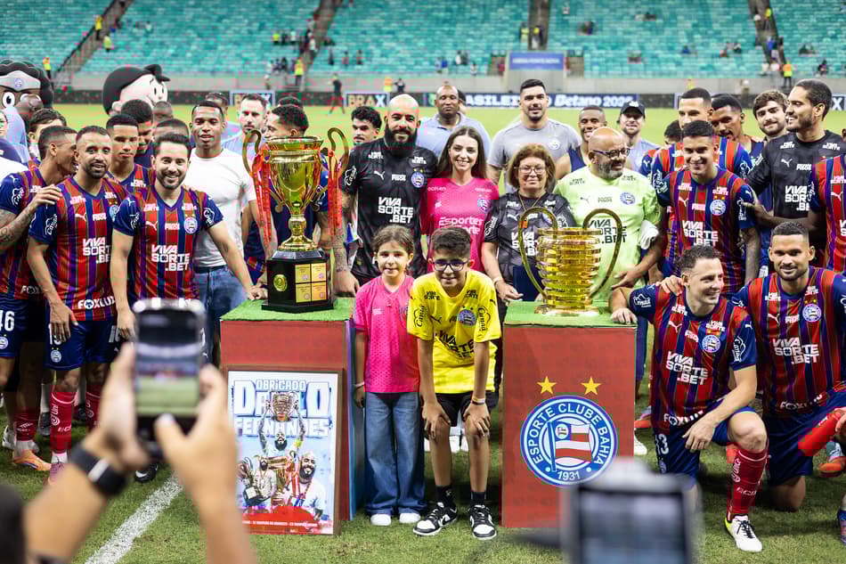 Jogadores do Bahia com as taças da Copa do Nordeste e do Campeonato Baiano (Foto: Rafael Rodrigues/EC Bahia)