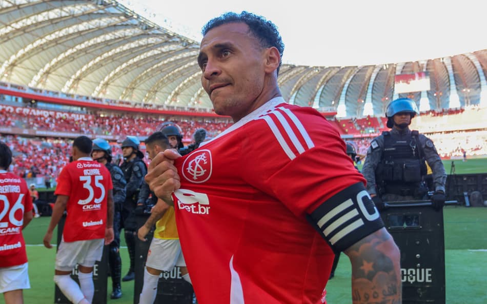 Alan Patrick comemora permanência do Inter na Série A