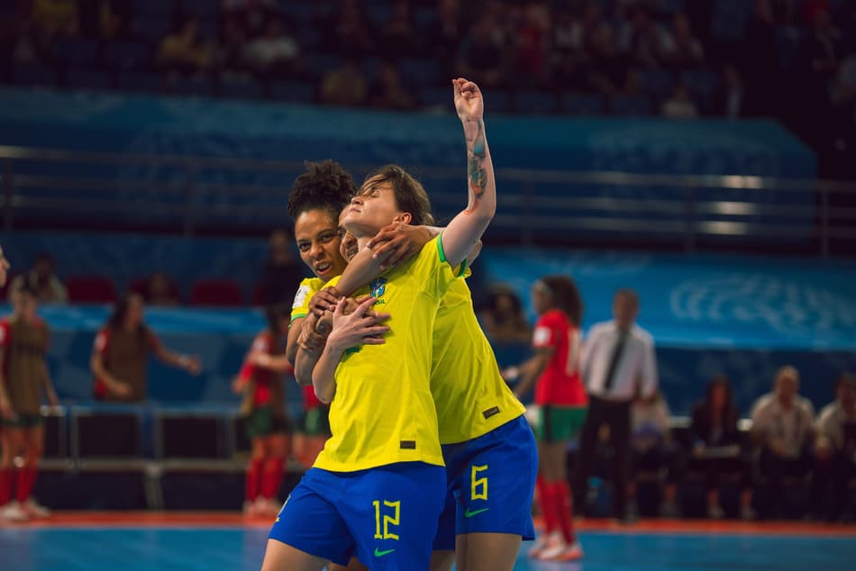 Amandinha celebra o segundo gol sobre Portugal (Foto: Fabio Souza / CBF)