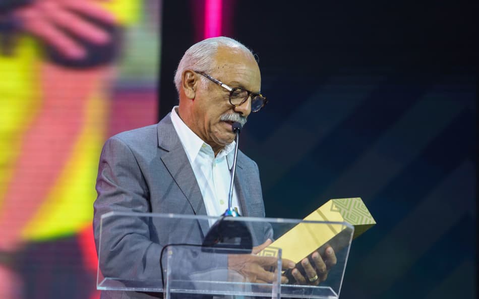 Júnior, ídolo do Flamengo, durante premiação do Brasileirão (Foto: Divulgação/CBF)
