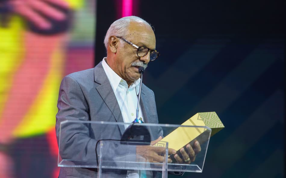 Júnior, ídolo do Flamengo, durante premiação do Brasileirão (Foto: Divulgação/CBF)
