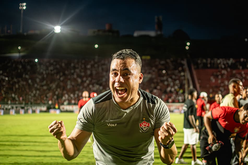 Jair Ventura comemora permanência do Vitória na Série A (Foto: Victor Ferreira / EC Vitória)