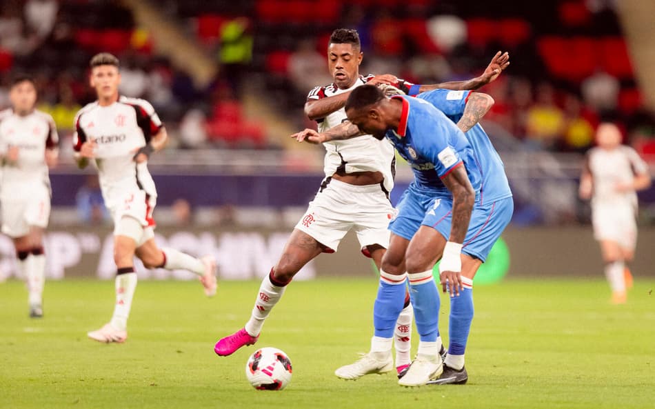 Filipe Luís, do Flamengo, critica bola do Mundial e planeja atividades para adaptação