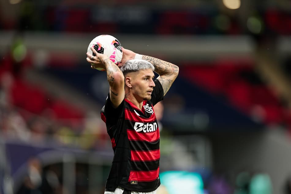 Varela em ação na partida entre Flamengo e Pyramids (Foto: Gilvan de Souza / Flamengo)