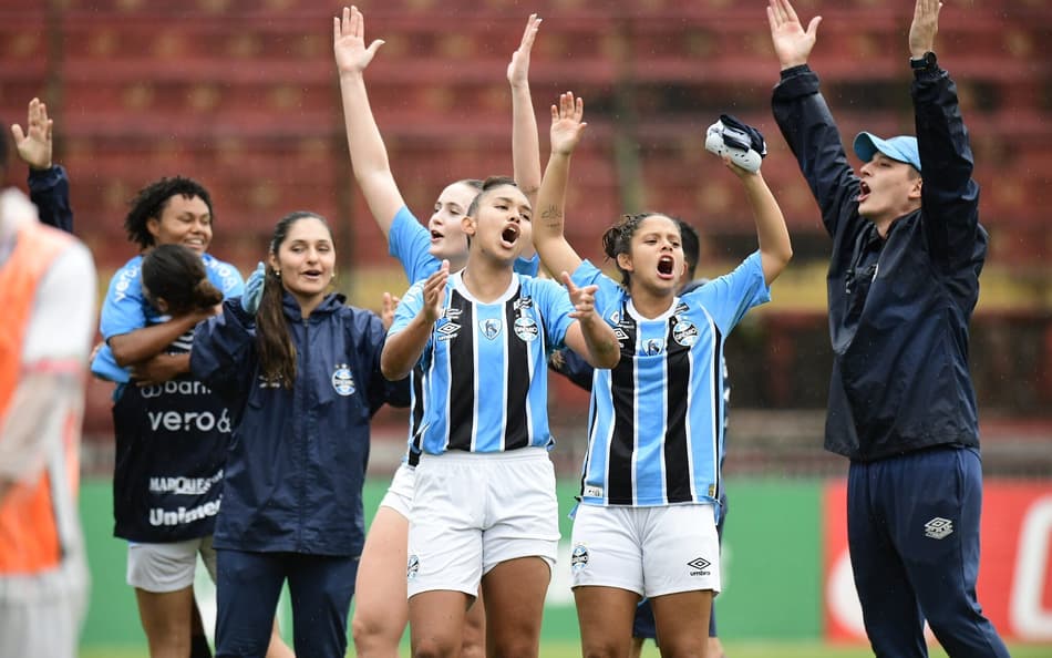Jogadoras gremistas comemoram classificação na Copinha Feminina. (Foto: Alexandre Battibugli/Ag. Paulistão)