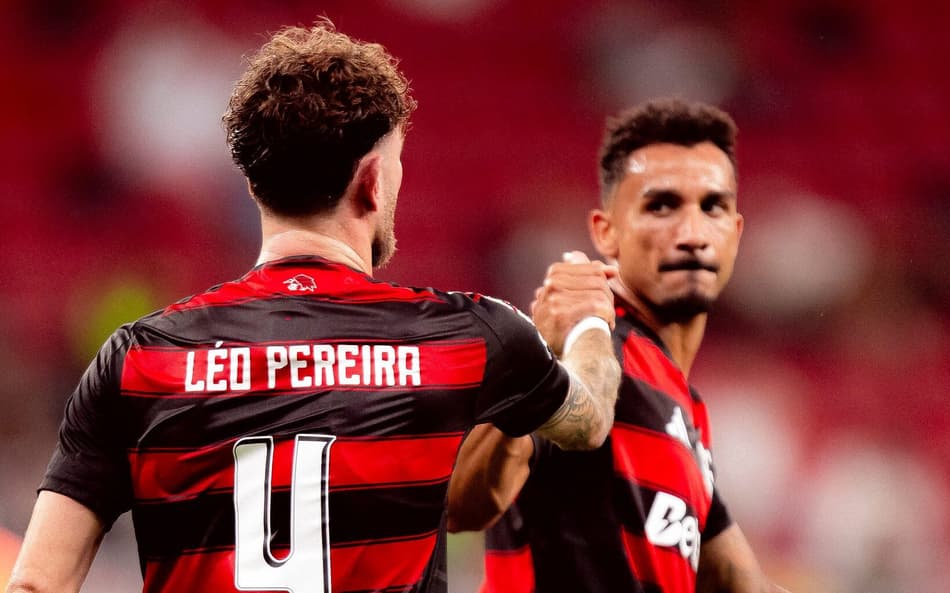 Léo Pereira e Danilo comemoram gol do Flamengo sobre o Pyramids (Foto: Adriano Fontes/Flamengo)