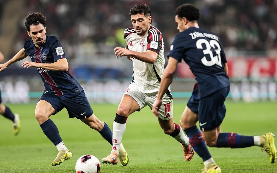 Arrascaeta com a abola em PSG x Flamengo pelo Mundial de Clubes (Foto: Gilvan de Souza/Flamengo)
