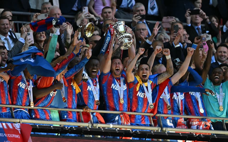 Jogadores do Crystal Palace erguem o troféu (Foto: Glyn KIRK / AFP)