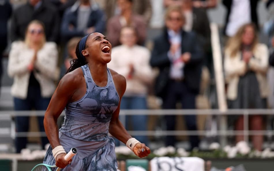 A emoção de Coco Gauff após o primeiro título em Roland Garros (Foto: ALAIN JOCARD / AFP)