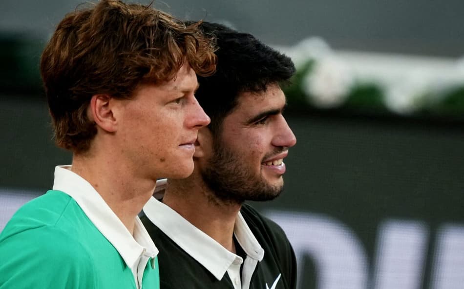 Alcaraz e Sinner com seus respectivos prêmios de Roland Garros (Foto: Dimitar DILKOFF / AFP)