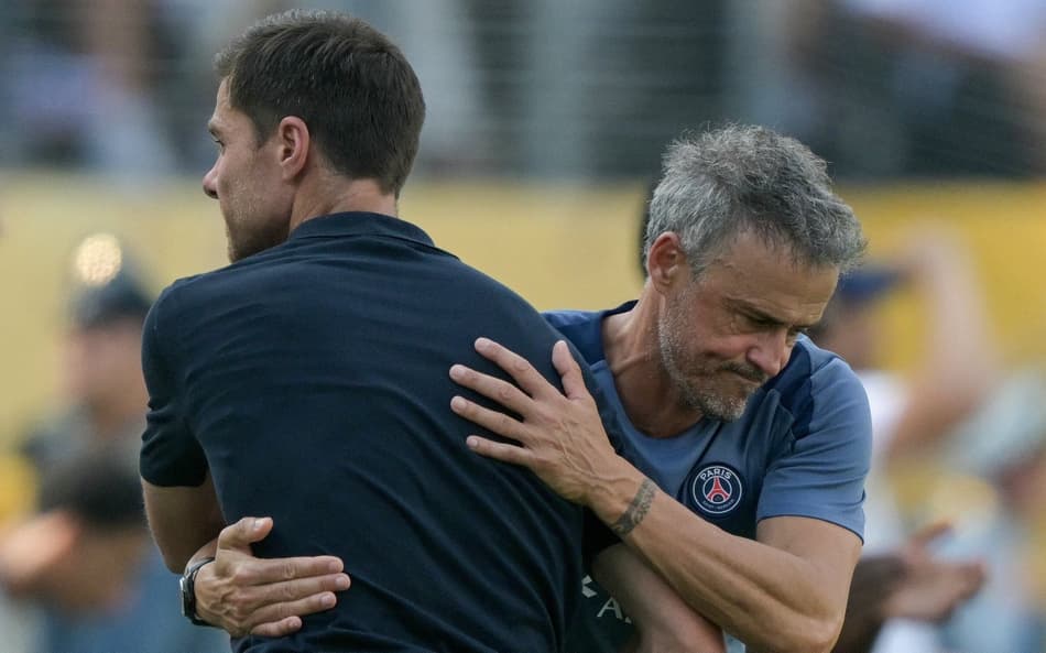 Xabi Alonso e Luis Enrique se cumprimentam após PSG x Real Madrid (Foto: JUAN MABROMATA / AFP)