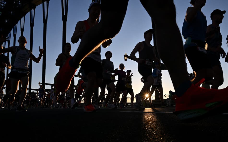 Competidores da Maratona de Sydney passam pela Harbour Bridge (Foto: Saeed KHAN / AFP)