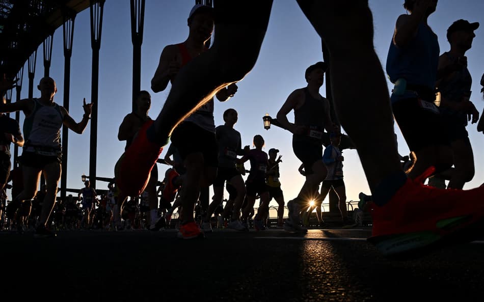 Competidores da Maratona de Sydney passam pela Harbour Bridge (Foto: Saeed KHAN / AFP)