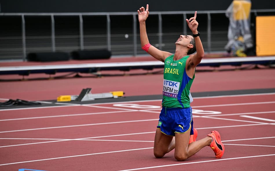 Caio Bonfim comemorando medalha de prata no Mundial de Atletismo (Foto: Ben STANSALL / AFP)