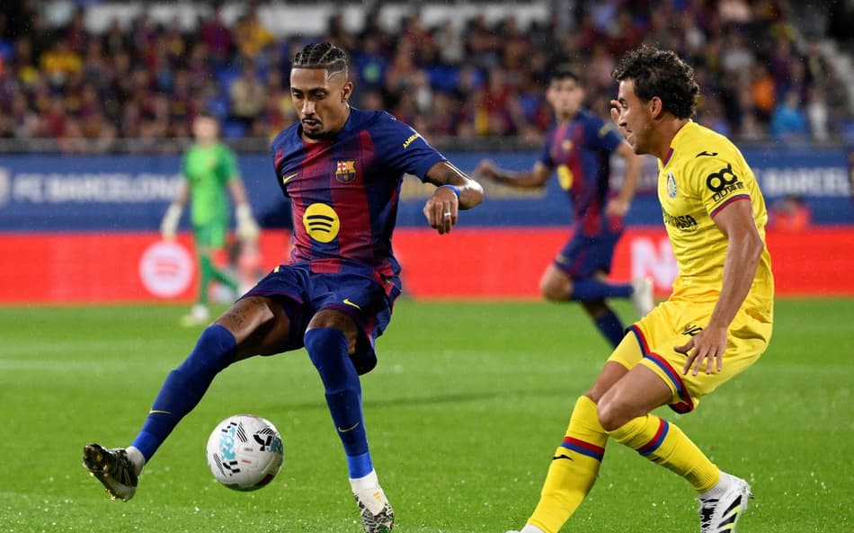 Técnico do Barcelona rasga elogios a Raphinha: 'Sentimos falta dele'