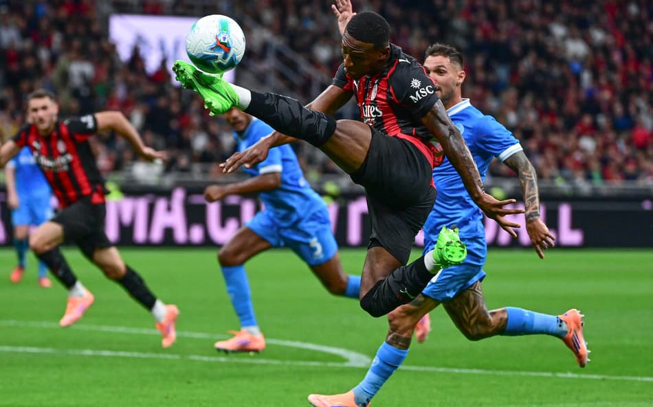 Pervis Estupinan x Matteo Politano em Milan x Napoli pelo Italiano (Foto: Piero Cruciatti / AFP)