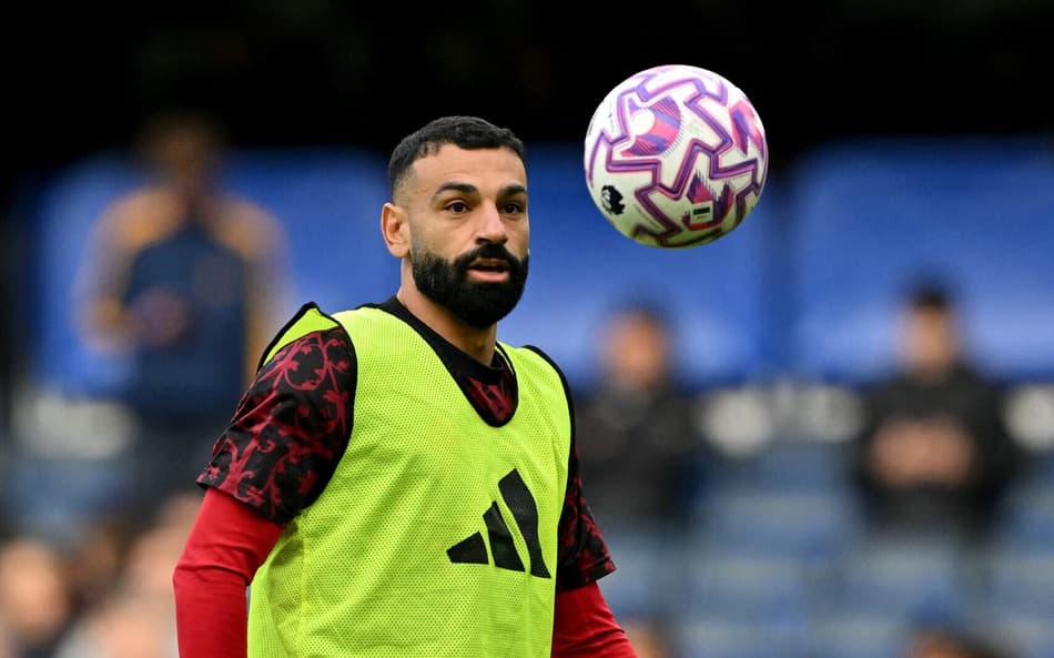 Salah no aquecimento para Chelsea x Liverpool (Foto: Glyn KIRK / AFP)
