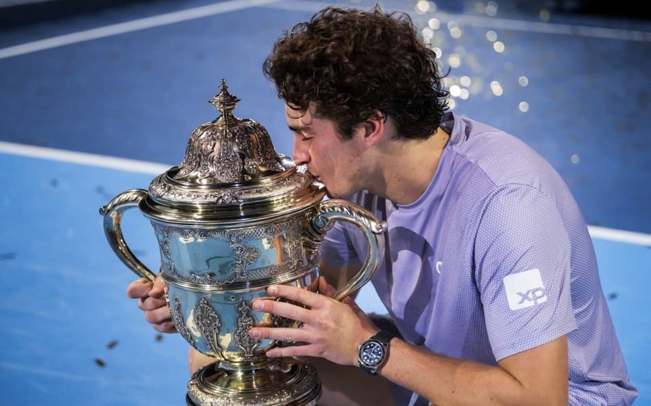 João Fonseca beija o troféu do ATP 500 da Basileia, na Suíça