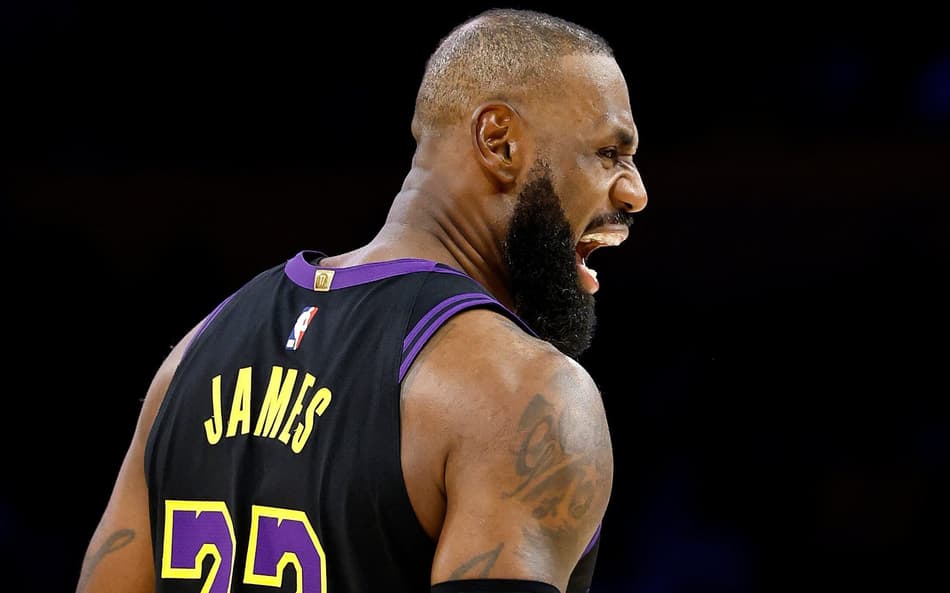 LeBron James em seu retorno da temporada 2025/26 pela partida de Los Angeles Lakers x Utah Jazz (Foto: RONALD MARTINEZ / GETTY IMAGES NORTH AMERICA / Getty Images via AFP)