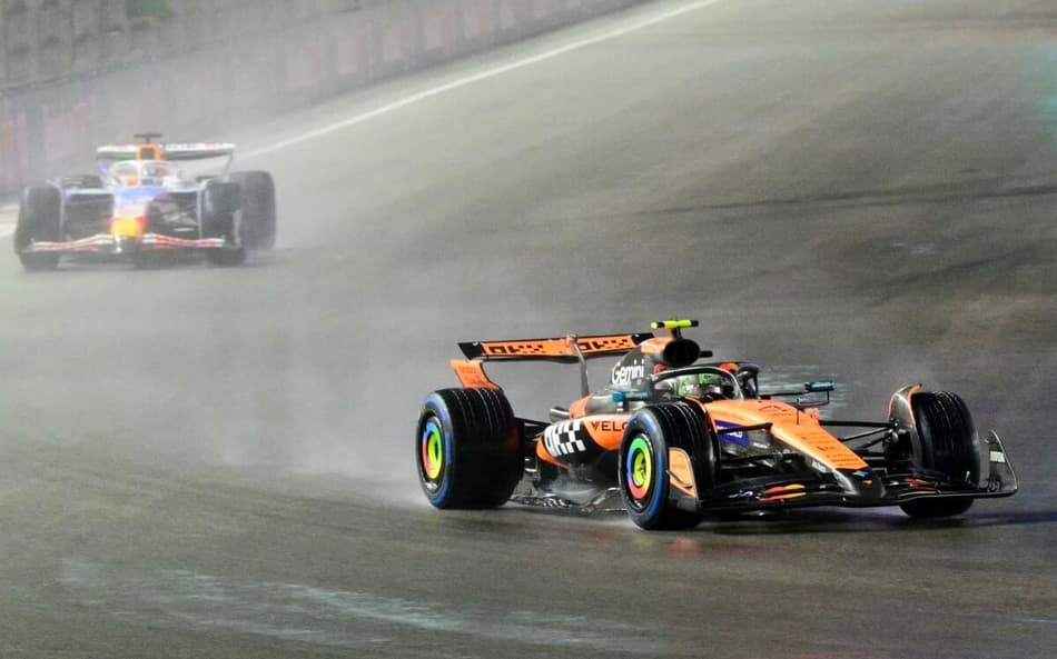 Britânico Lando Norris seguido pelo francês Isack Hadjar na classificação para o GP de Las Vegas de Fórmula 1 (Foto: Frederic J. Brown / AFP)