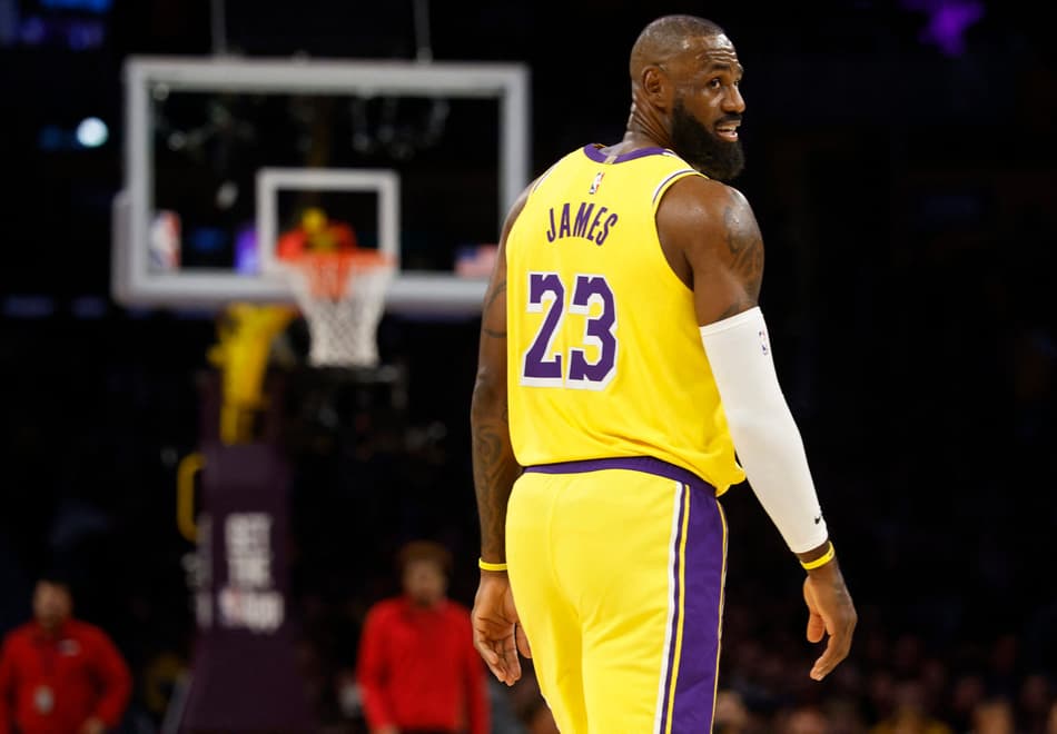 LeBron James na partida de Los Angeles Lakers x Phoenix Suns (Foto: RONALD MARTINEZ / GETTY IMAGES NORTH AMERICA / Getty Images via AFP)