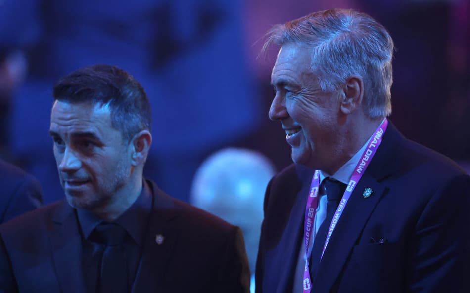 Rodrigo Caetano e Carlo Ancelotti no sorteio da Copa do Mundo pela Seleção Brasileira (Foto:Dan Mullan / GETTY IMAGES NORTH AMERICA / Getty Images via AFP)