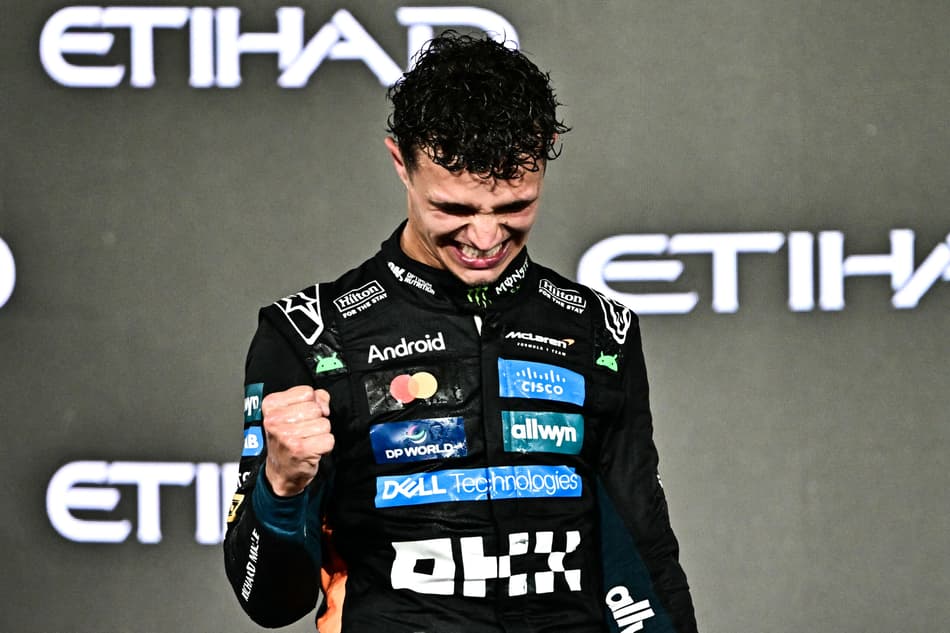 O britânico Lando Norris comemora o título da temporada da Fórmula 1 (Foto: Giuseppe CACACE / AFP)