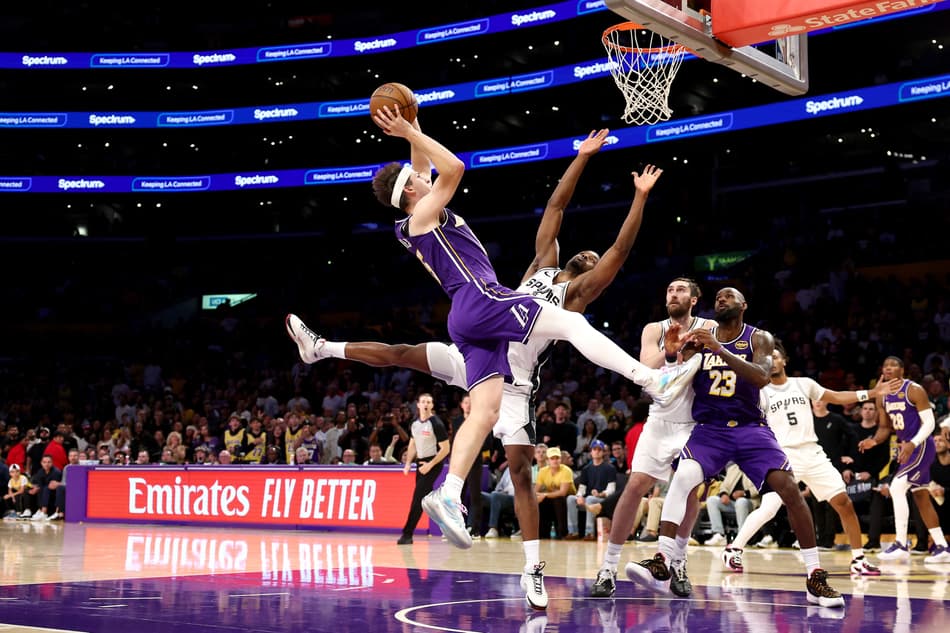 Los Angeles Lakers x San Antonio Spurs Emirates NBA Cup - Quarterfinals (Foto: Katelyn Mulcahy / GETTY IMAGES NORTH AMERICA / Getty Images via AFP)